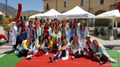 clown-in-corsia-giornata-naso-rosso